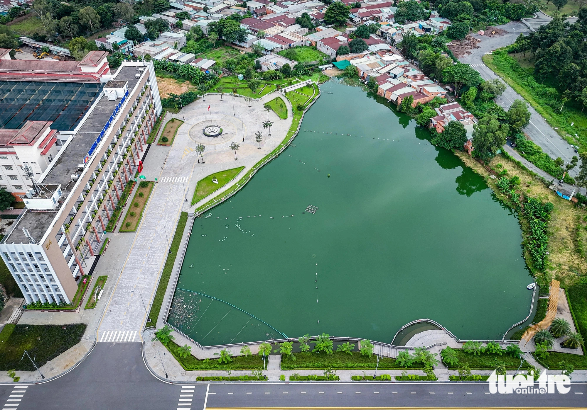 According to topographical surveys, the VNU-HCM complex has low and gently sloping hills. The central and nearby areas are at higher elevations. Its northern part is home to a system of lakes, previously used for stone and soil mining activities, which then left deep pits 20-30 meters below the surrounding ground level. Photo: Chau Tuan / Tuoi Tre