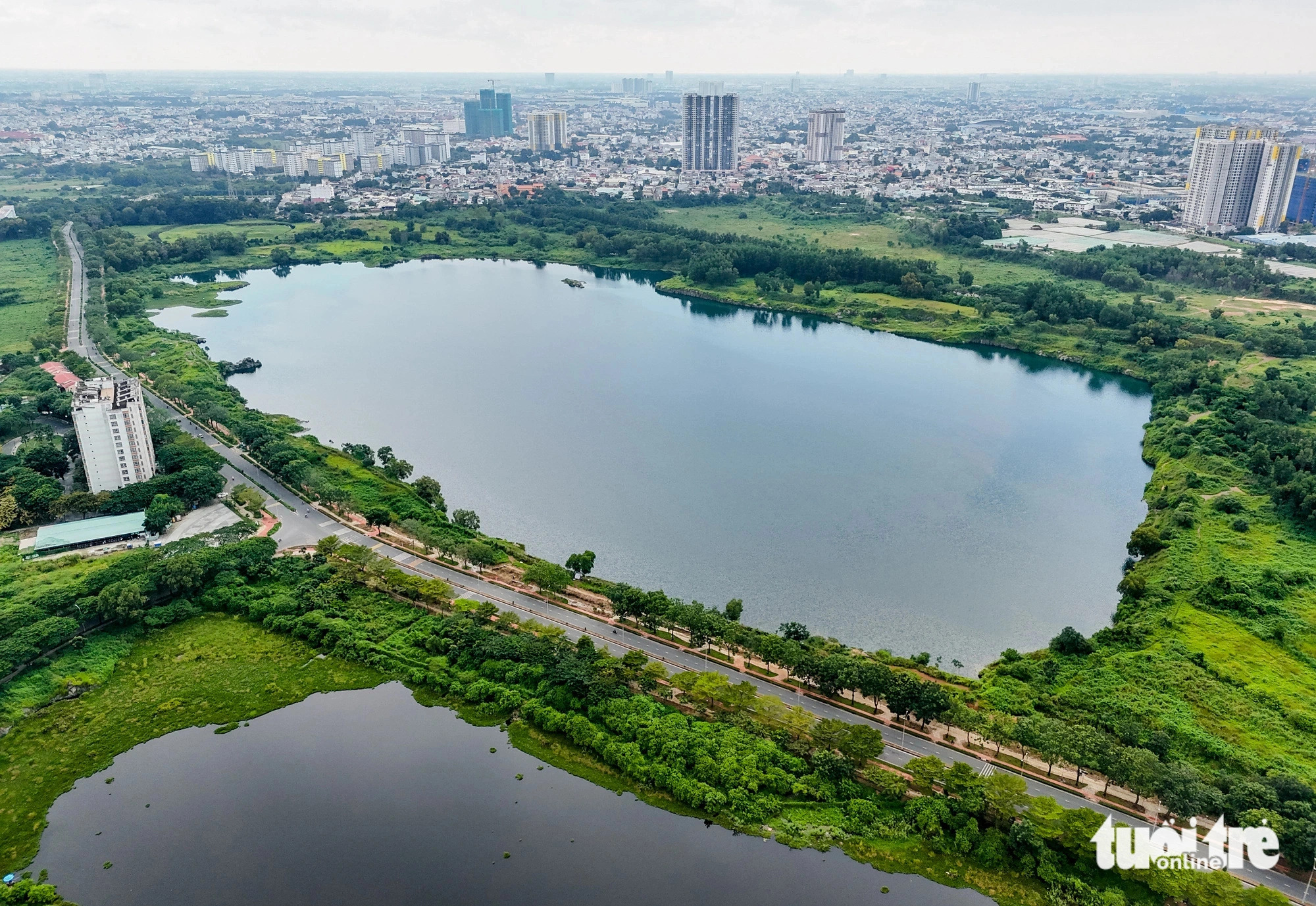 According to topographical surveys, the VNU-HCM complex has low and gently sloping hills. The central and nearby areas are at higher elevations. Its northern part is home to a system of lakes, previously used for stone and soil mining activities, which then left deep pits 20-30 meters below the surrounding ground level. Photo: Chau Tuan / Tuoi Tre