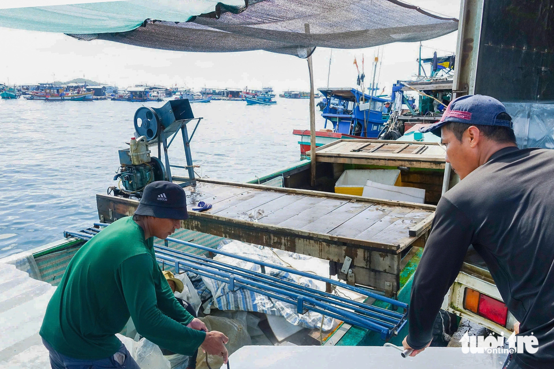 Fishermen load ice onto a boat at An Thoi fishing port in An Thoi Ward, Phu Quoc City, Kien Giang Province, southern Vietnam, October 23, 2024. Photo: Chi Cong / Tuoi Tre