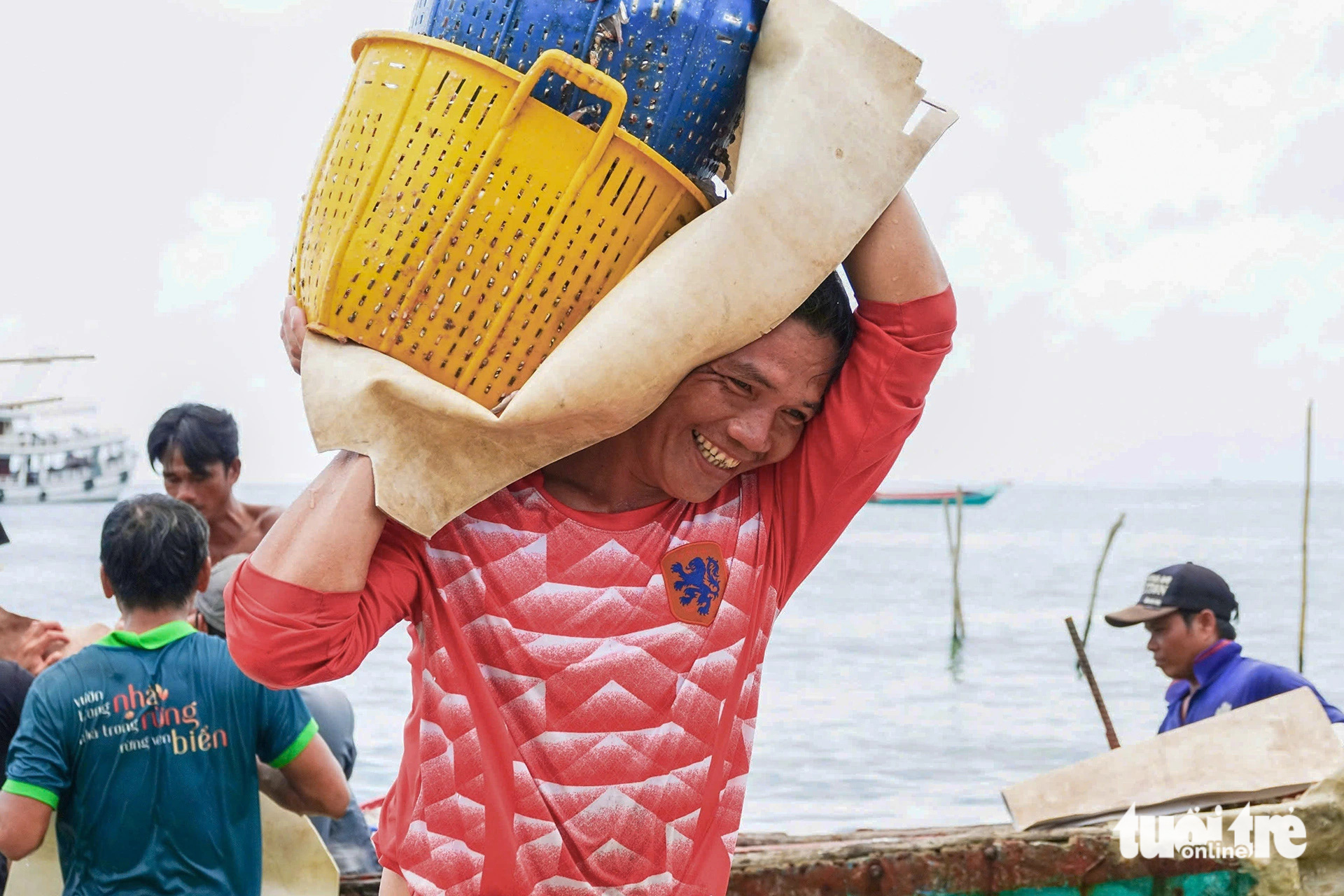 A man carries a basket of fresh fish onto shore at An Thoi fishing port in An Thoi Ward, Phu Quoc City, Kien Giang Province, southern Vietnam, October 23, 2024. Photo: Chi Cong / Tuoi Tre