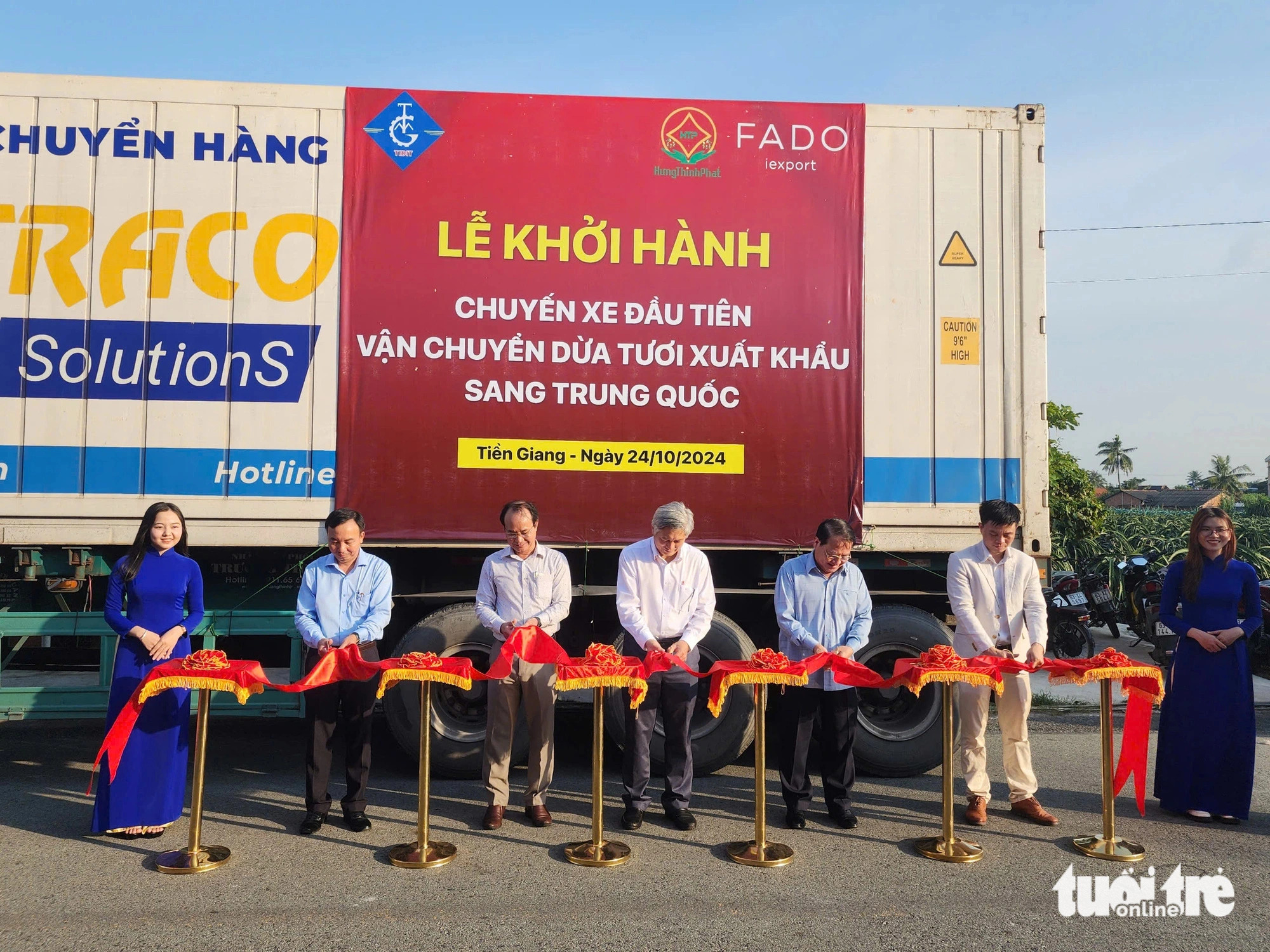 Representatives of authorities in Tien Giang Province, southern Vietnam and relevant units cut a ribbon at a launch ceremony for the first shipment of fresh Tien Giang coconuts destined for China, October 24, 2024. Photo: Hoai Thuong / Tuoi Tre