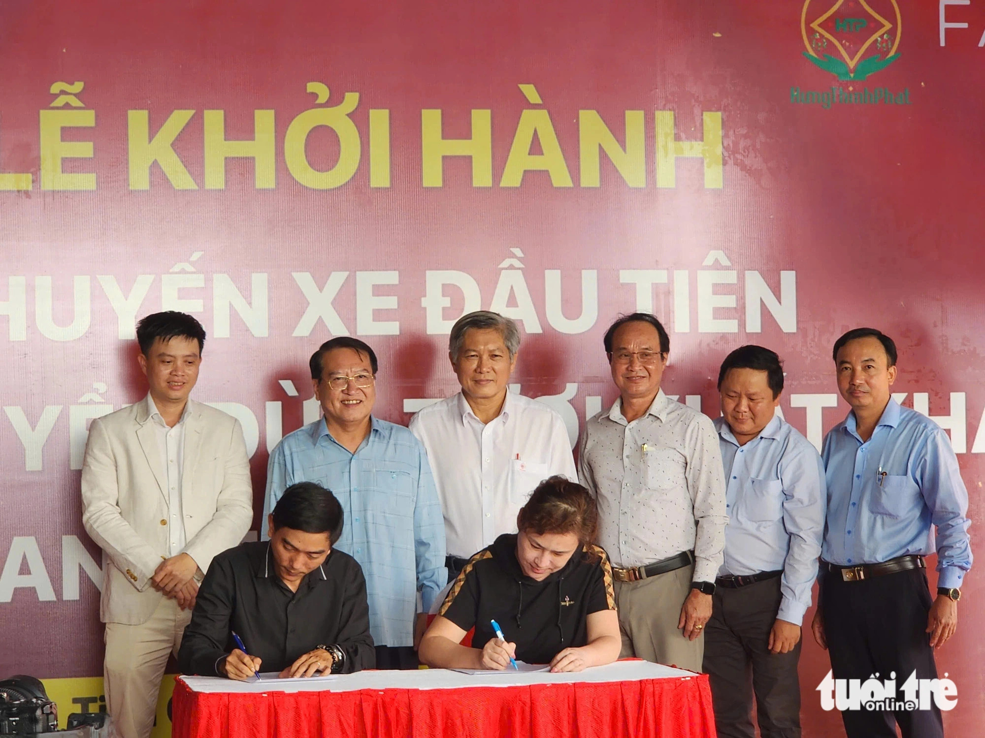 Representatives of Hung Thinh Phat Cooperative and relevant units sign a cooperation deal at a launch ceremony for the first shipment of fresh Tien Giang coconuts destined for China, October 24, 2024. Photo: Hoai Thuong / Tuoi Tre