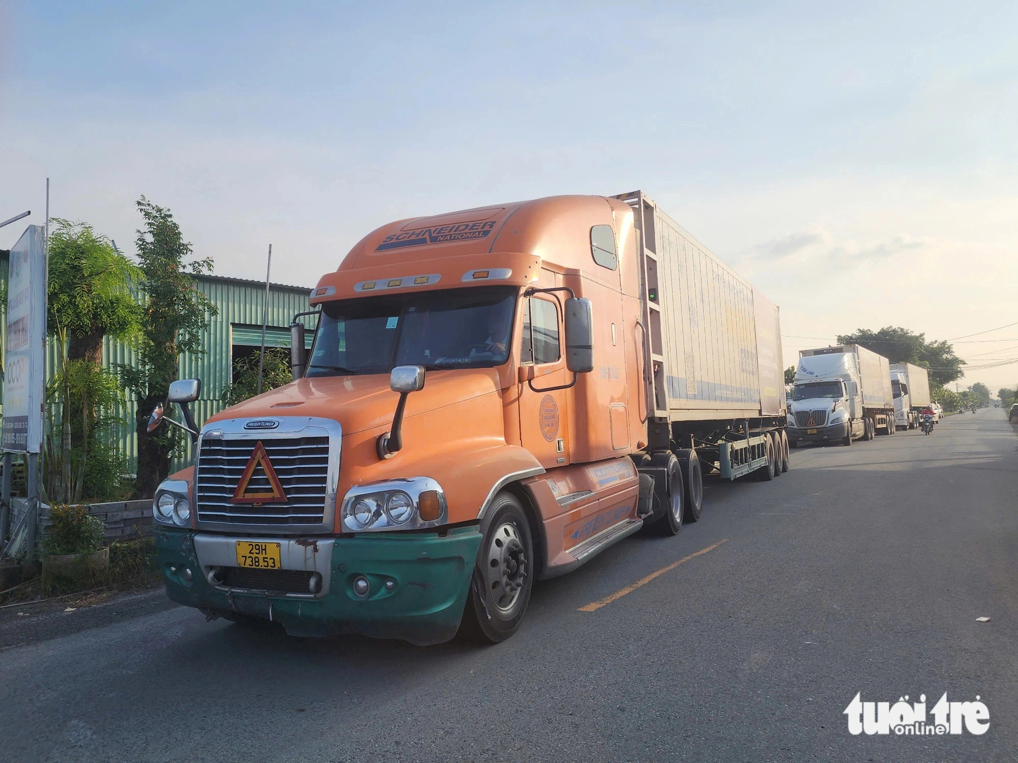 The first trailer truck transporting fresh Tien Giang coconuts to China, October 24, 2024. Photo: Hoai Thuong / Tuoi Tre