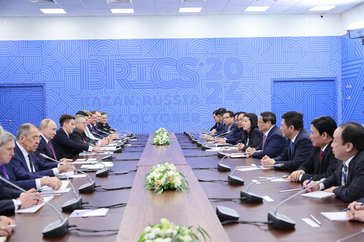 An overview of the meeting between a Vietnamese delegation led by PM Pham Minh Chinh (R) and its Russian counterpart headed by President Vladimir Putin in Russia’s Kazan City on October 24, 2025. Photo: Doan Bac / Tuoi Tre