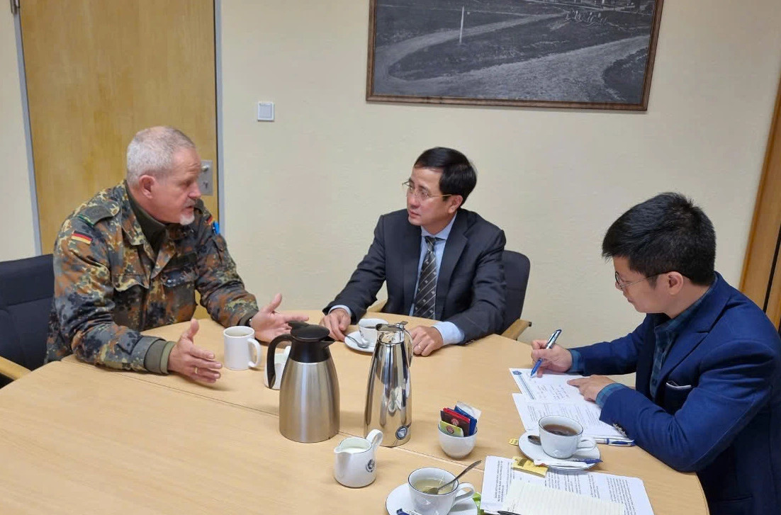 Major General Pham Manh Thang (C), chief of the Vietnam Department of Peacekeeping Operations, works with Colonel Werner Klaffus (L, 1st), commander of the Bundeswehr United Nations Training Center, during a visit by a Vietnamese delegation to Germany from October 20 to 23, 2024. Photo: Vietnam Department of Peacekeeping Operations