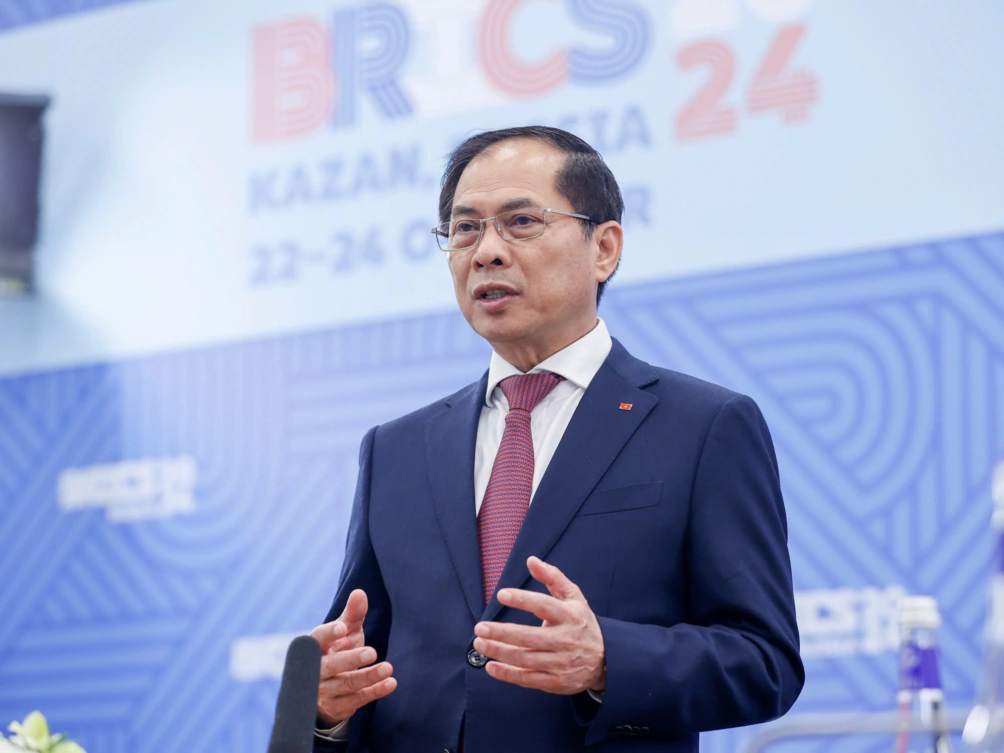 Vietnamese Deputy Prime Minister, Minister of Foreign Affairs Bui Thanh Son gestures while speaking to the press about Prime Minister Pham Minh Chinh’s trip to Russia. Photo: Doan Bac