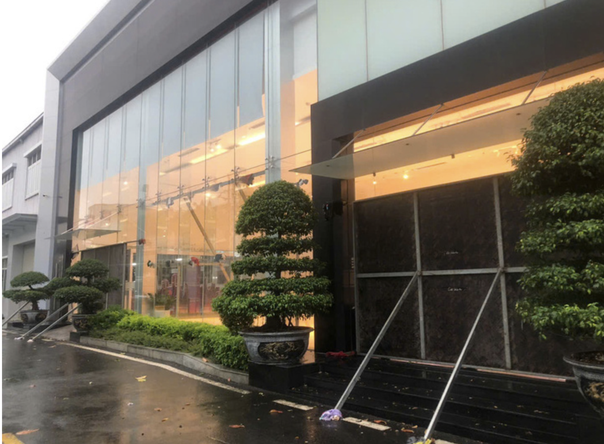 Many stores shut down due to typhoon Trami. Photo: Thanh Nguyen / Tuoi Tre