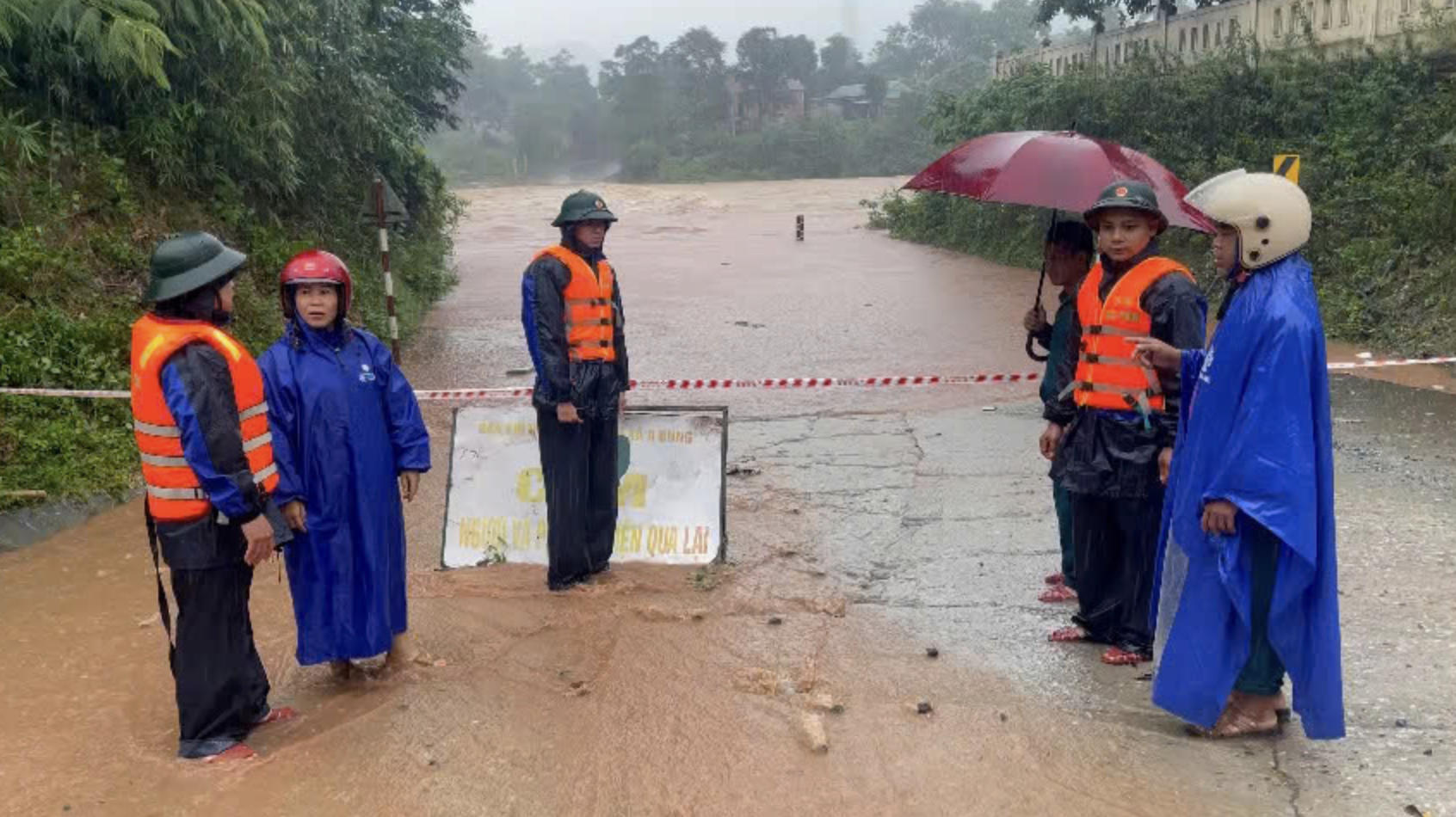 Forces block a road to ensure the safety of residents due to typhoon Trami. Photo: Phan Vinh / Tuoi Tre