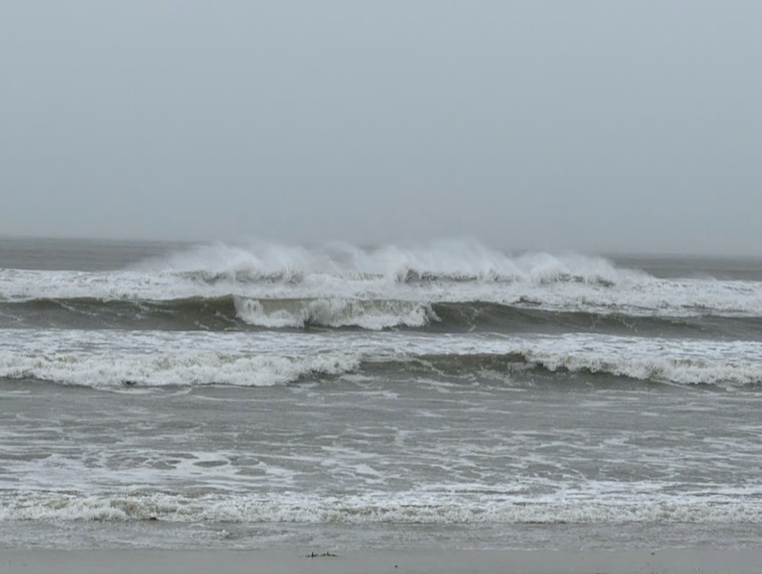 Powerful waves in the sea in Quang Nam Province. Photo: Le Trung / Tuoi Tre