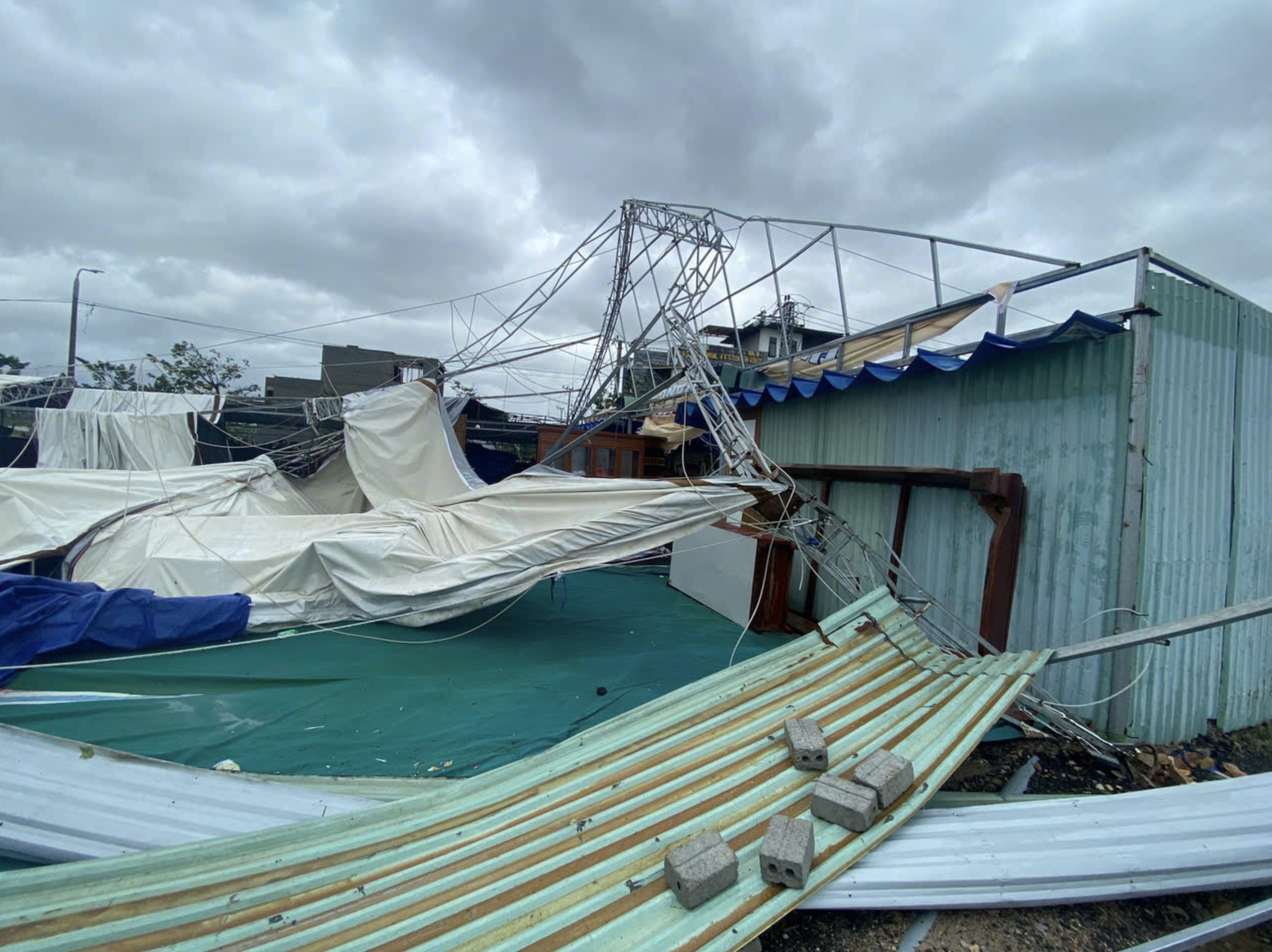 A warehouse collapses in Da Nang City due to typhoon Trami on October 17, 2024. Photo: Truong Trung / Tuoi Tre