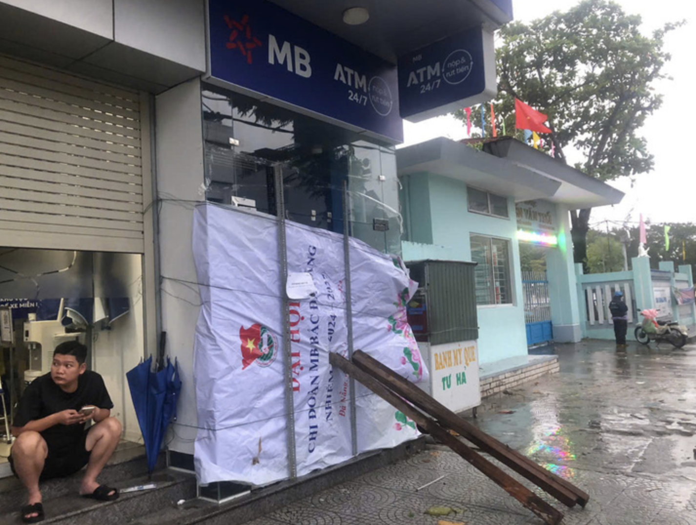 Many eateries suspend operations in Da Nang City in response to typhoon Trami on October 27, 2024. Photo: Thanh Nguyen / Tuoi Tre