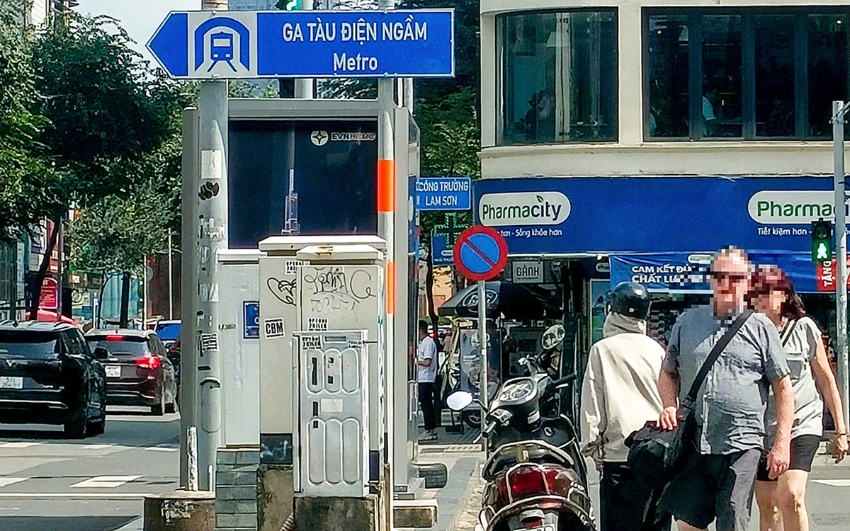 Metro station signage on Hai Ba Trung Street in District 1, Ho Chi Minh City. Photo: Tr.D.