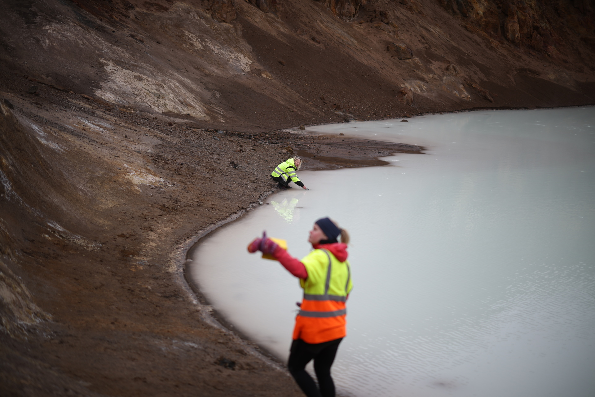 Parks and Icelandic Meteorological Office geophysicist Asta Rut Hjartardоttir monitor the temperature and acidity of the Viti crater lake for signs of increased volcanic activity underground. Photo: Reuters