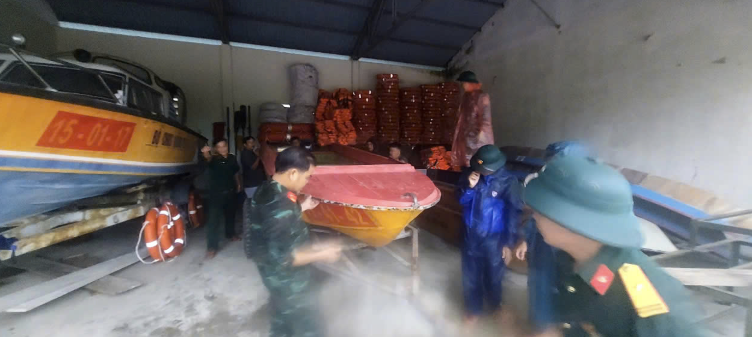 Forces in Quang Tri Province mobilize boats for rescue operations due to typhoon Trami. Photo: Xuan Dien / Tuoi Tre