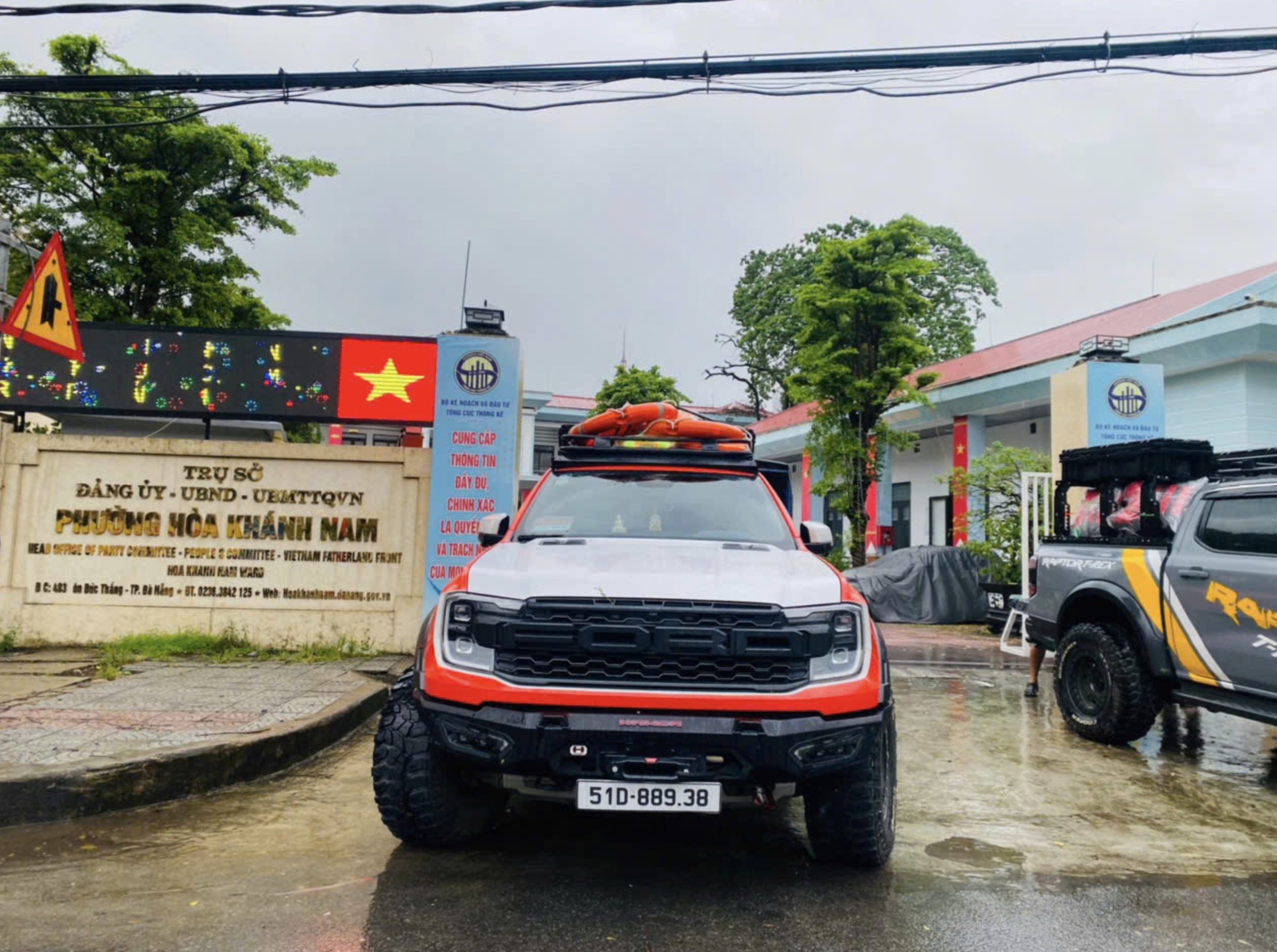 Pickup trucks mobilized in Da Nang City for rescue operations due to typhoon Trami. Photo: Doan Nhan / Tuoi Tre