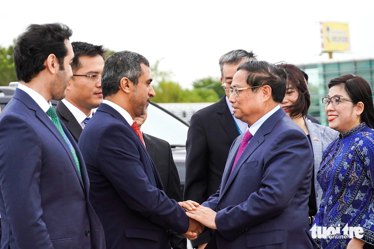 Diplomatic representatives of the UAE, Saudi Arabia, and Qatar see off Vietnamese Prime Minister Pham Minh Chinh (R, 2nd) and his spouse at Noi Bai International Airport in Hanoi, October 27, 2024. Photo: Ngoc An / Tuoi Tre