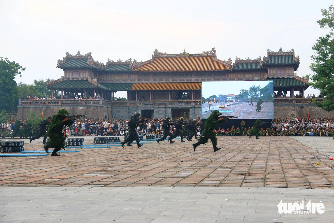 Thousands of tourists admire impressive martial arts and shooting performances in Thua Thien-Hue Province, October 26, 2024. Photo: Nhat Linh / Tuoi Tre