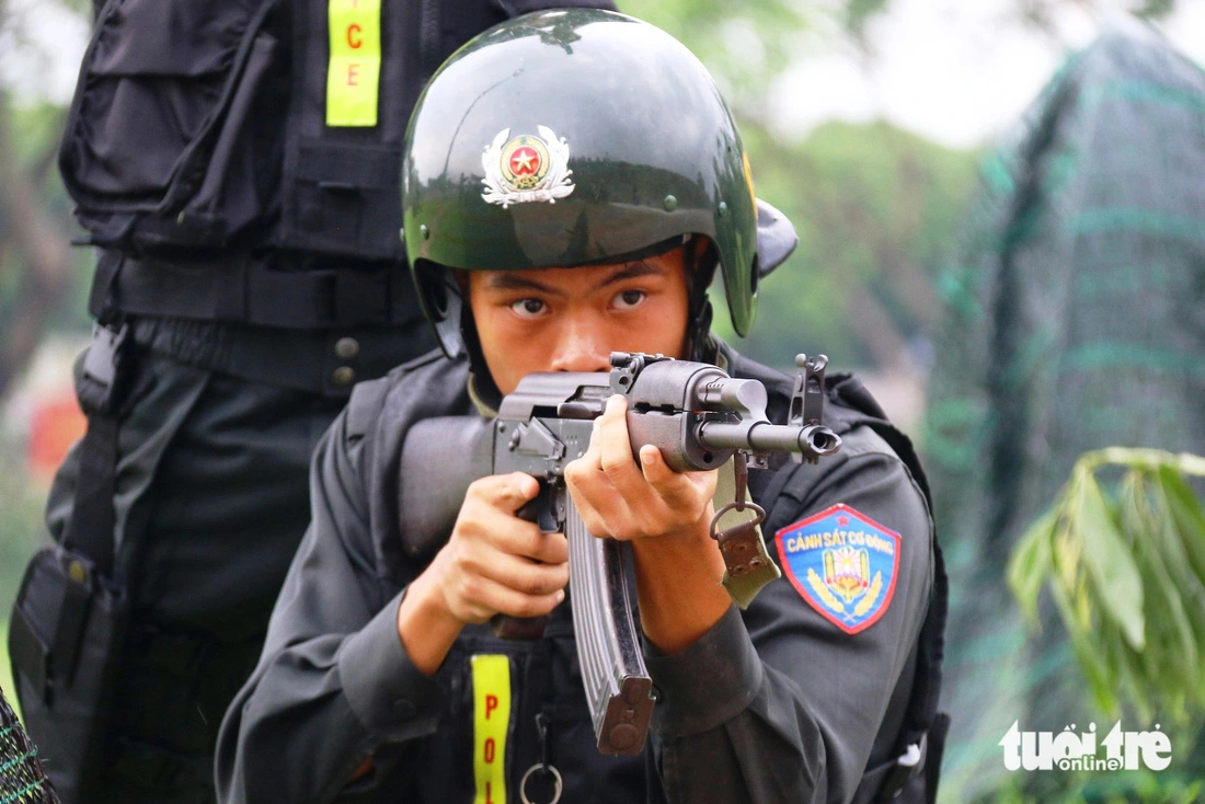 A police officer at the opening ceremony of the ‘Health for National Security’ campaign in Thua Thien-Hue Province, October 26, 2024. Photo: Nhat Linh / Tuoi Tre