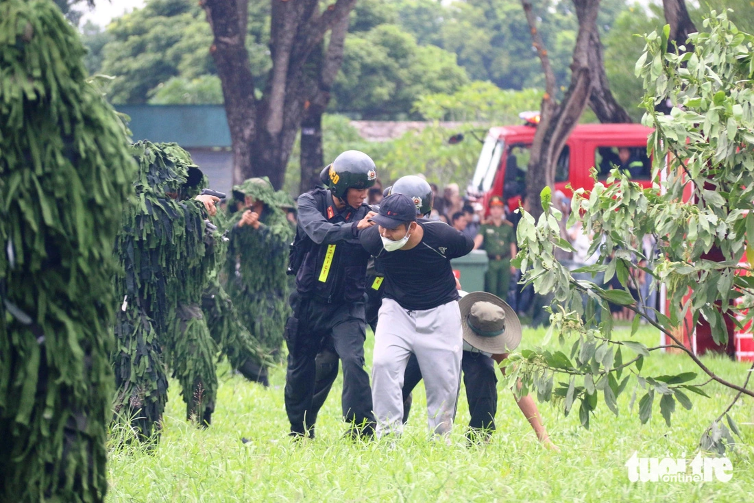 Police officers arrest terrorists who illegally enter Vietnam via the border in a drill during the opening ceremony of the ‘Health for National Security’ campaign in Thua Thien-Hue Province, October 26, 2024. Photo: Nhat Linh / Tuoi Tre