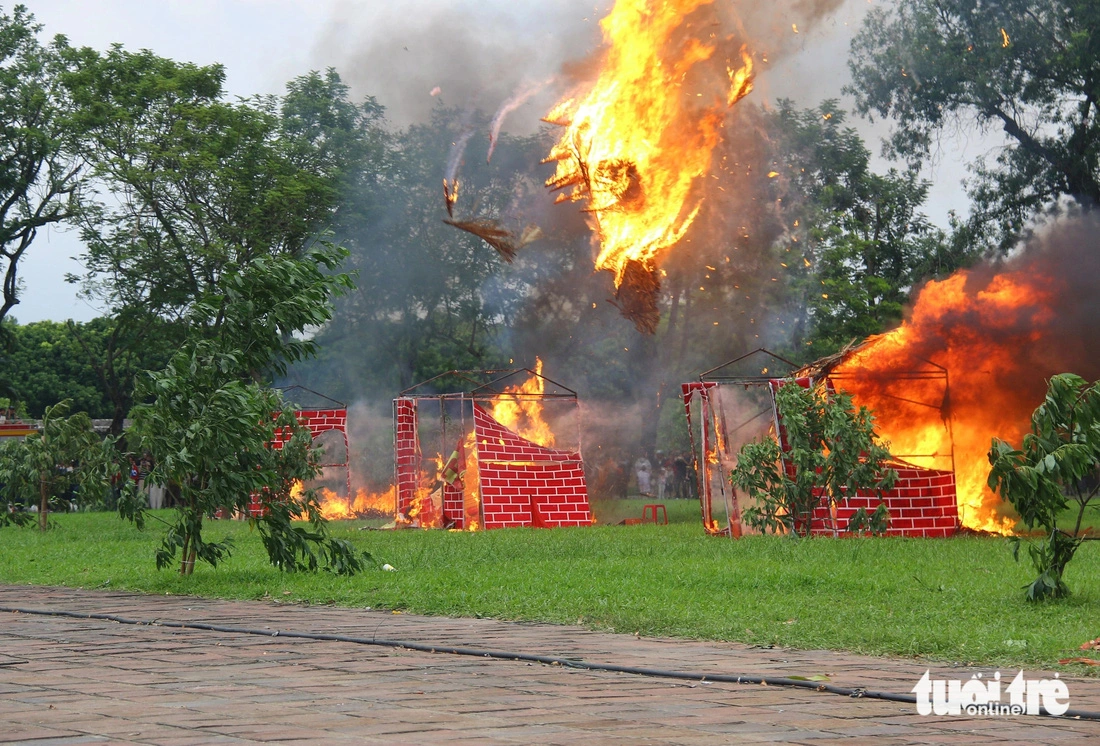 Police forces use dynamites to destroy weapons of terrorists in a drill during the opening ceremony of the ‘Health for National Security’ campaign in Thua Thien-Hue Province, October 26, 2024. Photo: Nhat Linh / Tuoi Tre