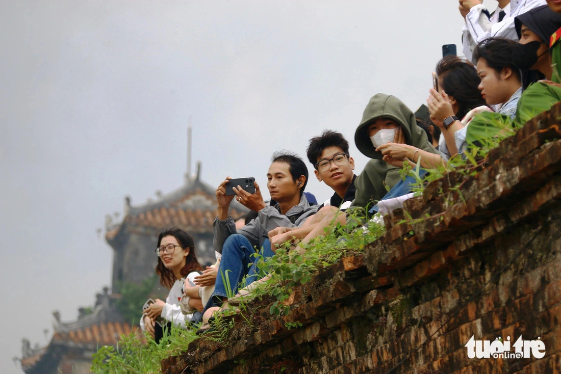 Residents and tourists in Thua Thien-Hue Province watch performances by Vietnamese police forces, October 26, 2024. Photo: Nhat Linh / Tuoi Tre