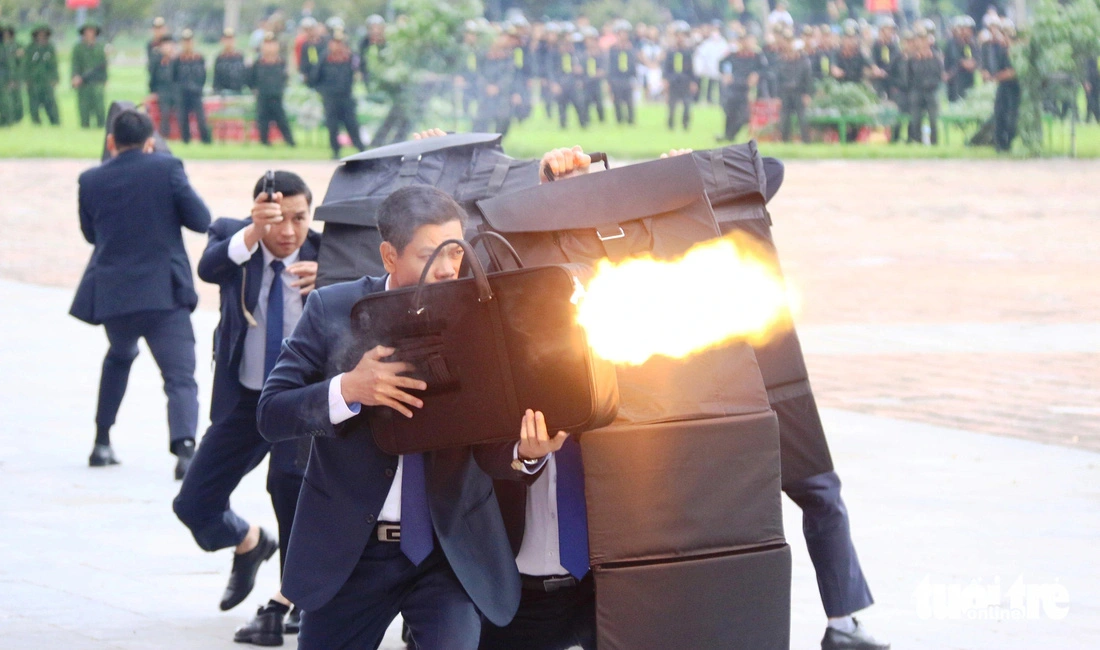 Guards from the Ministry of Public Security in a drill to protect a foreign VIP guest, October 26, 2024. Photo: Nhat Linh / Tuoi Tre