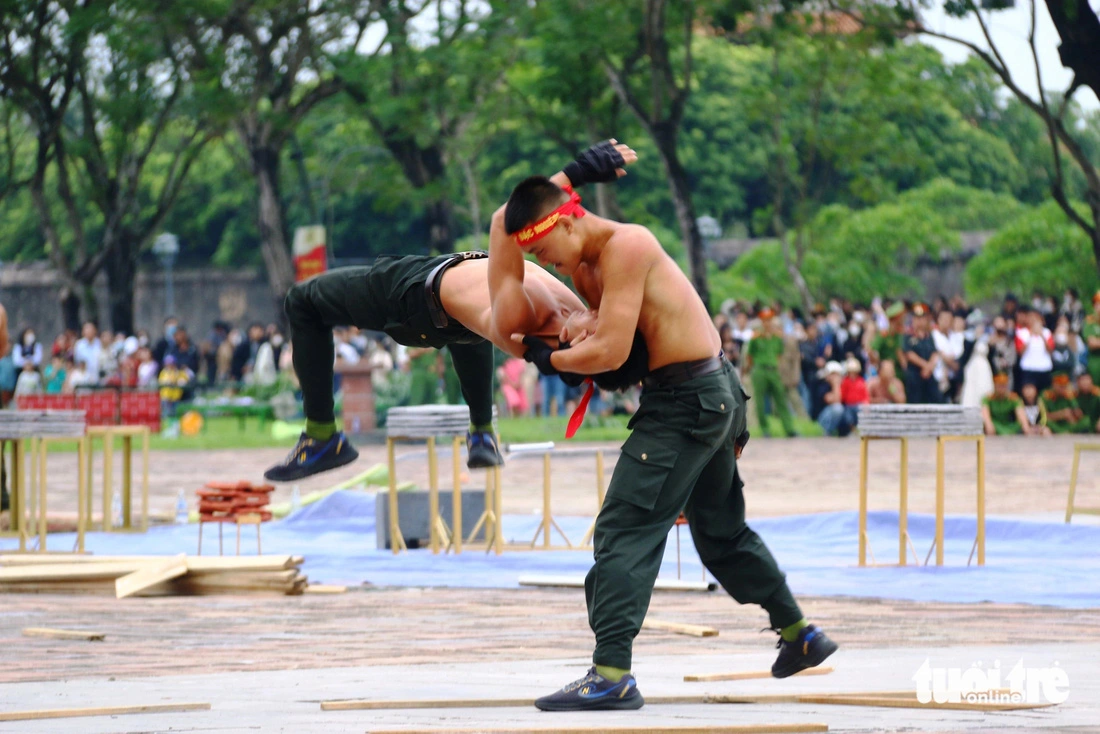 Two police officers perform a martial arts performance in Thua Thien-Hue Province, October 26, 2024. Photo: Nhat Linh / Tuoi Tre