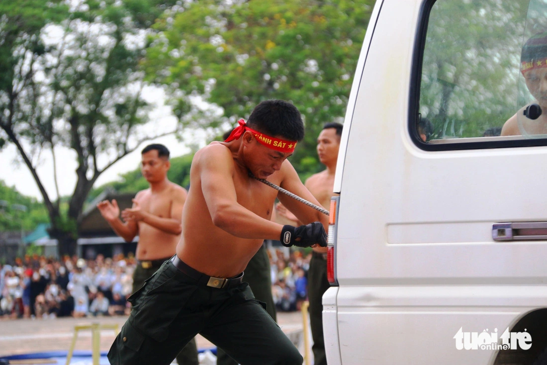 A police officer displays excellent physical strength during the opening ceremony of the ‘Health for National Security’ campaign in Thua Thien-Hue Province, October 26, 2024. Photo: Nhat Linh / Tuoi Tre