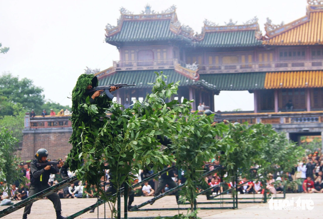 Police officers disguise themselves to attack terrorists illegally entering Vietnam in a drill during the opening ceremony of the ‘Health for National Security’ campaign in Thua Thien-Hue Province, October 26, 2024. Photo: Nhat Linh / Tuoi Tre