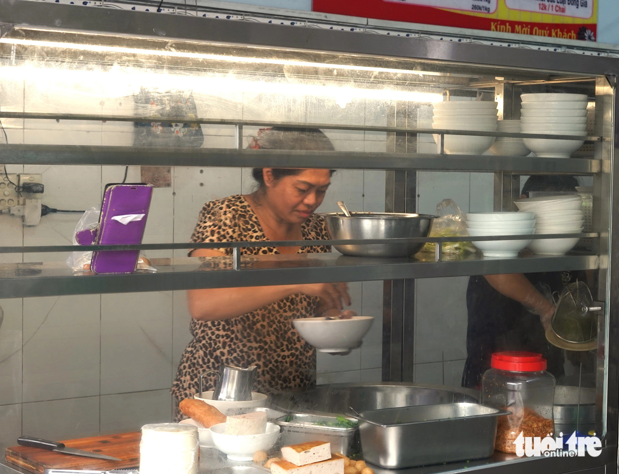 Dao sells 'bún mọc' (Vietnamese pork ball vermicelli soup) at Mrs. Chieu's restaurant on Bac Hai Street in Tan Binh District, Ho Chi Minh City. Photo: Tri Nhan / Tuoi Tre