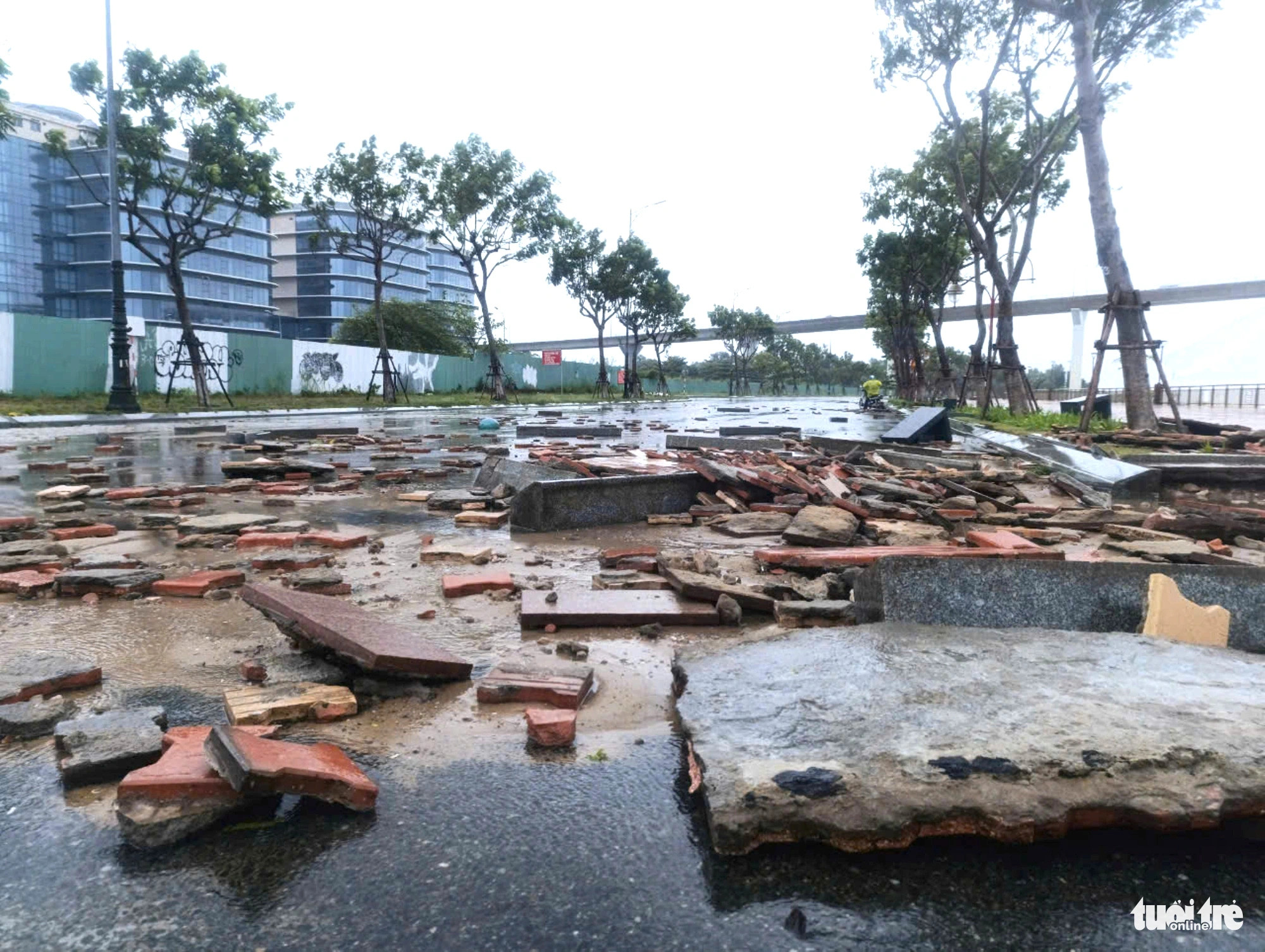 Debris is left scattered along Nhu Nguyet Street adjacent to the Han River in Da Nang City, central Vietnam, October 27, 2024. Photo: Doan Cuong / Tuoi Tre