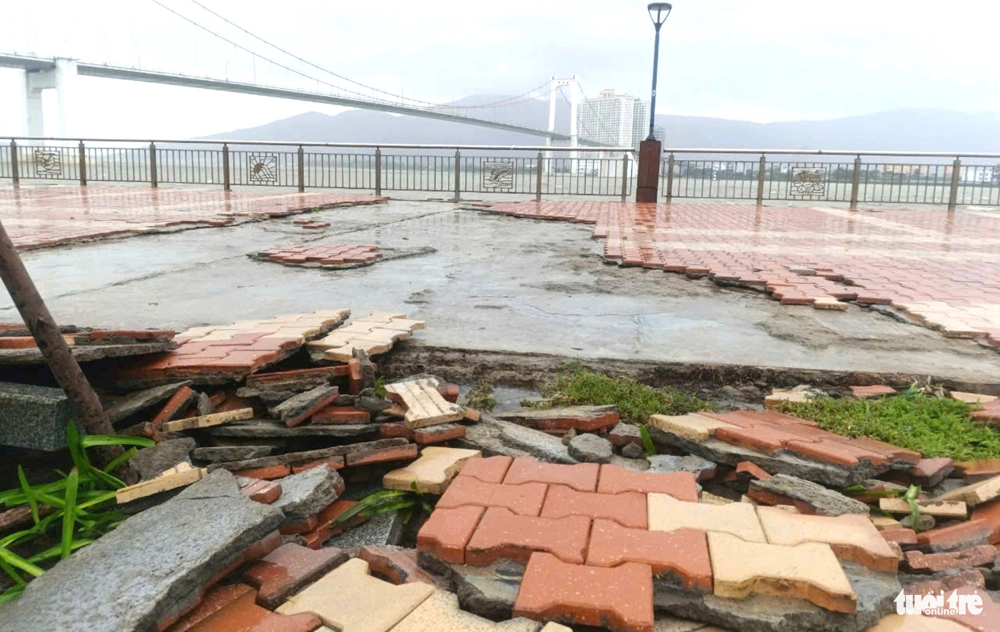 Powerful waves due to storm Trami dislodged tiles of the sidewalk on Nhu Nguyet Street adjacent to the Han River in Da Nang City, central Vietnam, October 27, 2024. Photo: Doan Cuong / Tuoi Tre