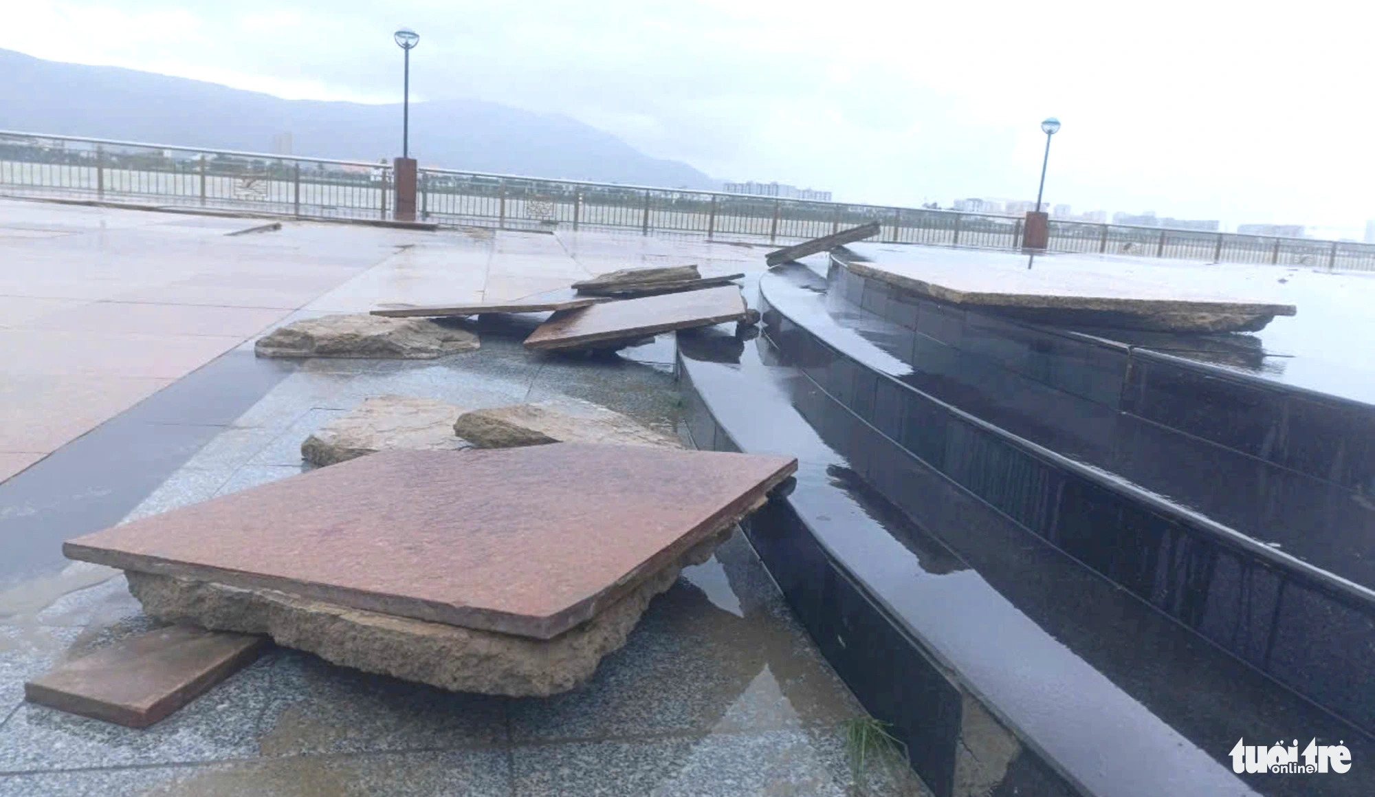 Huge waves due to storm Trami also dislodged large stone slabs on Nhu Nguyet Street adjacent to the Han River in Da Nang City, central Vietnam, October 27, 2024. Photo: Doan Cuong / Tuoi Tre