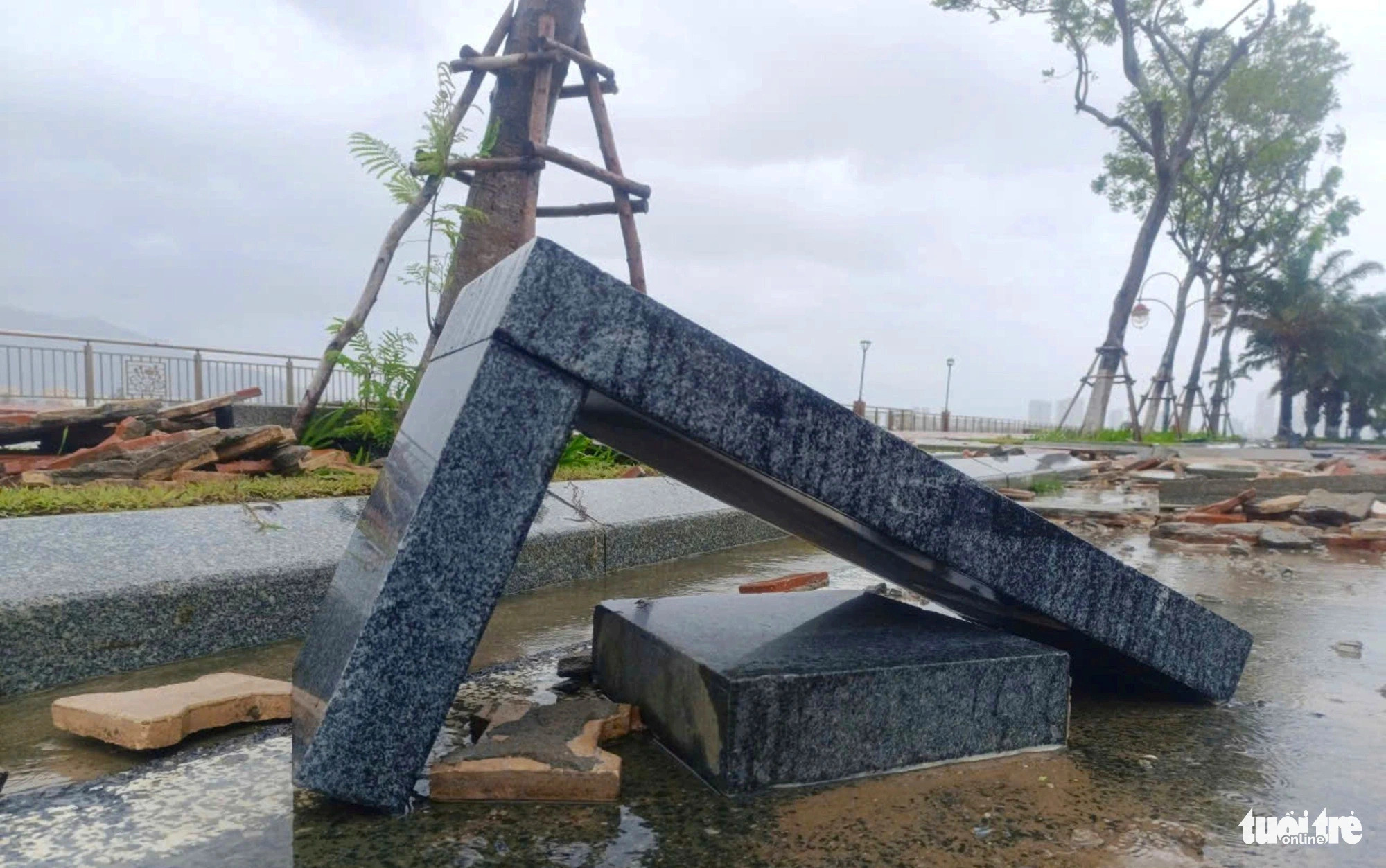 A stone bench was pushed from the sidewalk onto the road adjacent to the Han River in Da Nang City, central Vietnam, October 27, 2024. Photo: Doan Cuong / Tuoi Tre