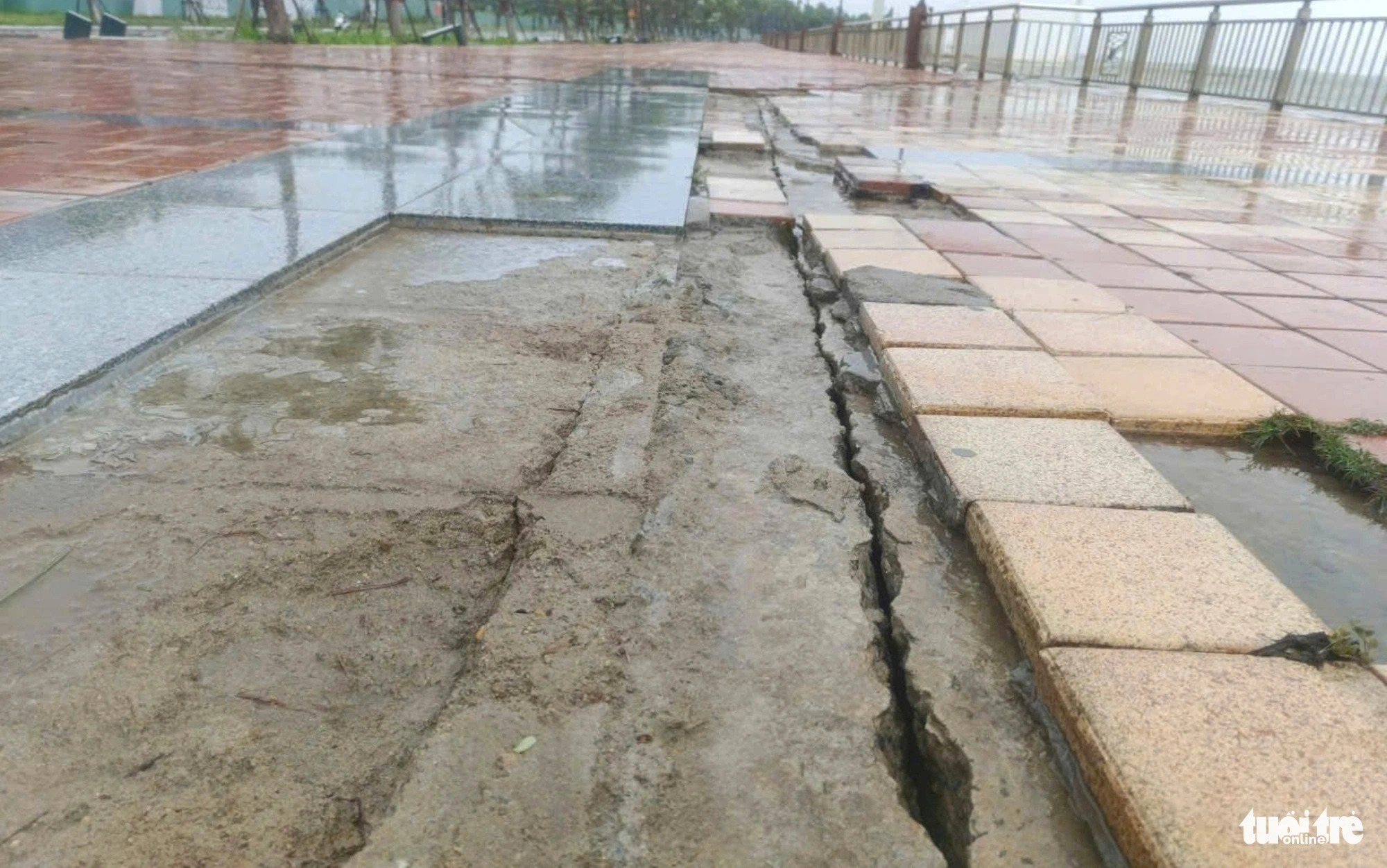 Cracks appear on the sidewalk of Nhu Nguyet Street near the Han River in Da Nang City, central Vietnam, October 27, 2024. Photo: Doan Cuong / Tuoi Tre