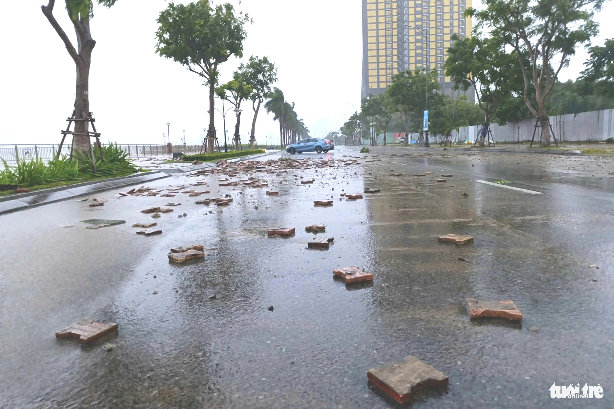 Scattered debris forces a car to turn around while traveling on Nhu Nguyet Street adjacent to the Han River in Da Nang City, central Vietnam, October 27, 2024. Photo: Doan Cuong / Tuoi Tre