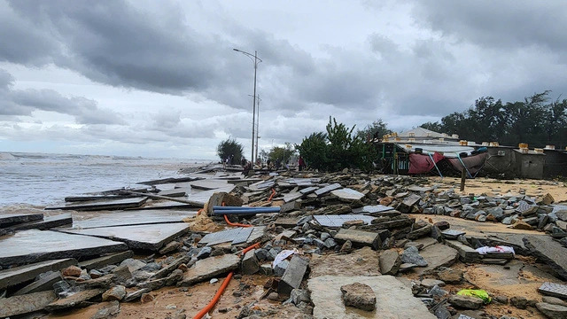 Storm Trami claims lives, floods roads, destroys structures in central Vietnam