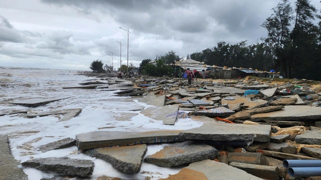 The Hoa Duan dam area in Phu Vang District, Thua Thien Hue Province, central Vietnam is devastated by strong waves caused by storm Trami, October 27, 2024. Photos: Nhat Linh / Tuoi Tre