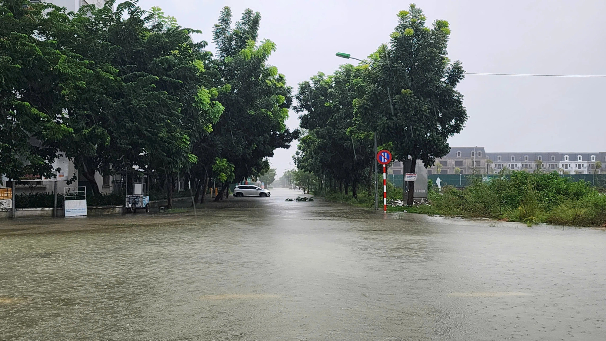 Heavy rainfall due to storm Trami caused flooding to many roads in Thua Thien Hue Province, central Vietnam. Photo: Nhat Linh / Tuoi Tre