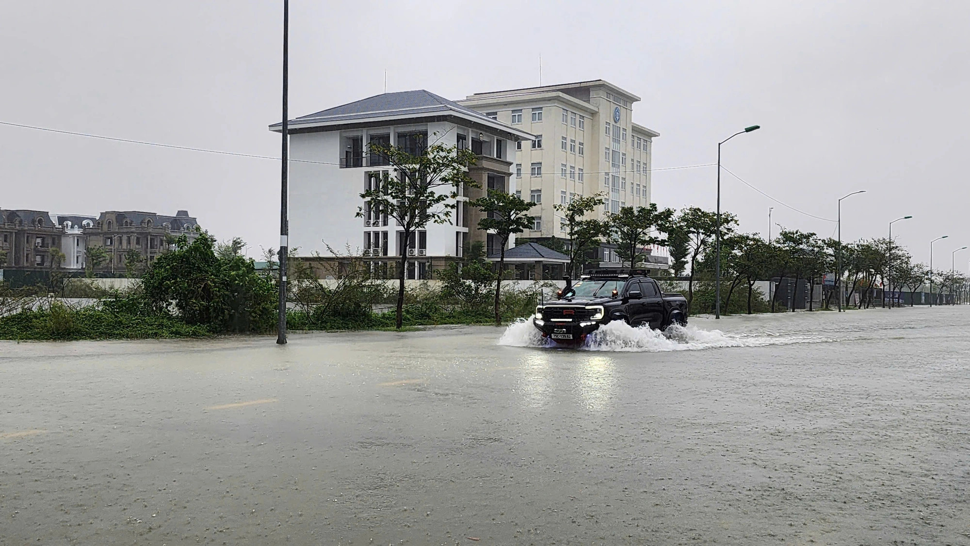 Heavy rainfall due to storm Trami caused flooding to many roads in Thua Thien Hue Province, central Vietnam. Photo: Nhat Linh / Tuoi Tre