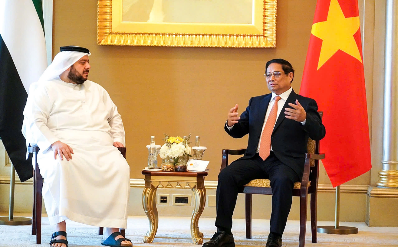 Prime Minister Pham Minh Chinh (R) discusses a plan to build financial centers in Vietnam with UAE Minister of Investment Mohamed bin Hassan Alsuwaidi. Photo: Ngoc An / Tuoi Tre