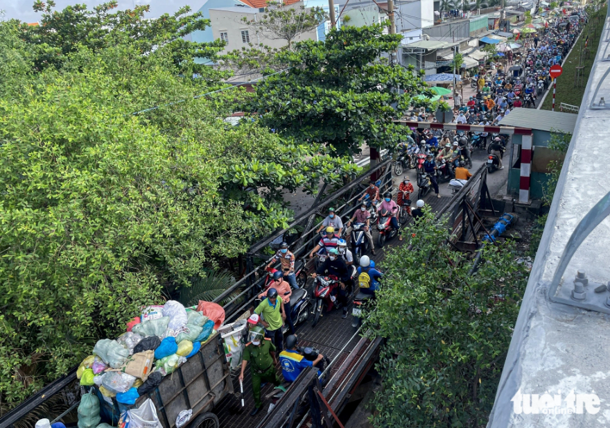 Many motorcycles travel on the decades-old Long Kieng Bridge in Nha Be District, Ho Chi Minh City. Photo: Chau Tuan / Tuoi Tre