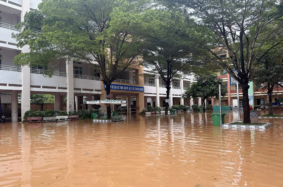 Vietnam province keeps nearly 3,000 students home over school flood