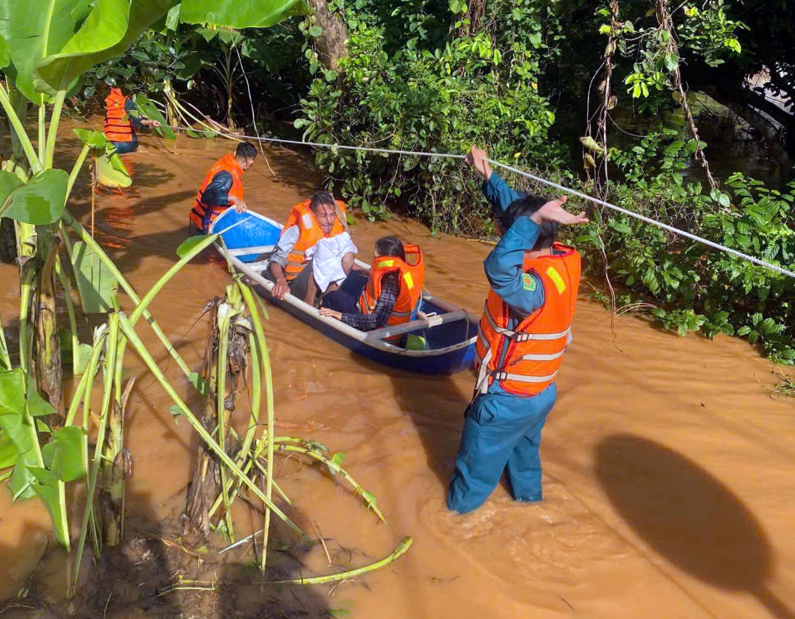 Forces evacuate residents living in flooded areas in Dong Nai Province, southern Vietnam. Photo: A.B. / Tuoi Tre