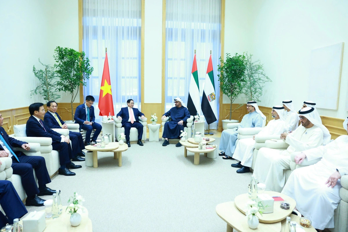 An overview of the talks between Vietnamese Prime Minister Pham Minh Chinh (L) and UAE President Sheikh Mohammed bin Zayed Al Nahyan, accompanied by their respective entourage, in Abu Dhabi, UAE on October 28, 2024. Photo: Duong Giang / Tuoi Tre