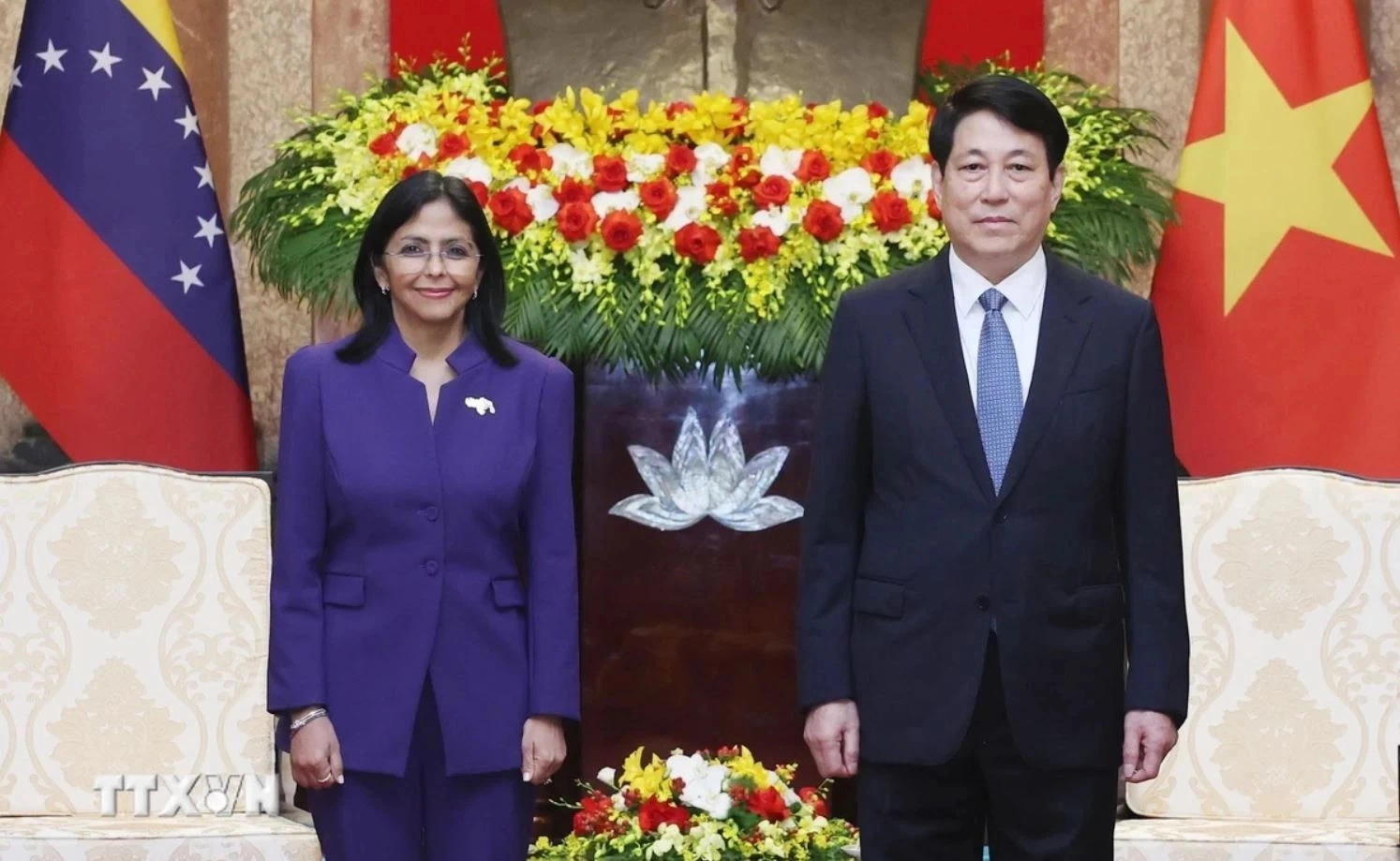 State President of Vietnam Luong Cuong (R) receives Executive Vice President of Venezuela Delcy Rodriguez Gomez, Hanoi, October 29, 2024. Photo: Vietnam News Agency