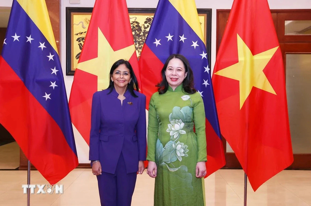 Vice State President of Vietnam Vo Thi Anh Xuan (R) poses for a photo with Executive Vice President of Venezuela Delcy Rodriguez Gomez, Hanoi, October 29, 2024. Photo: Vietnam News Agency