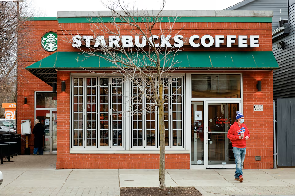 A customer exits a Starbucks in Buffalo, New York, U.S., December 7, 2021. Photo: Reuters