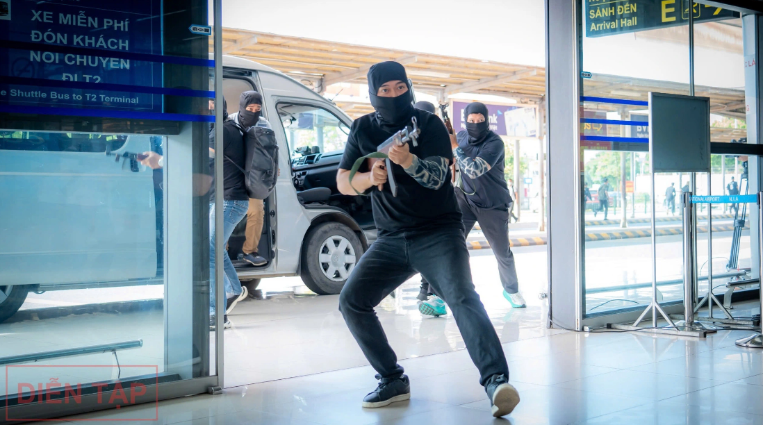 According to a drill scenario, terrorists storm the passenger terminal of Noi Bai International Airport and keep 20 passengers as hostages. Photo: Phan Cong / Tuoi Tre