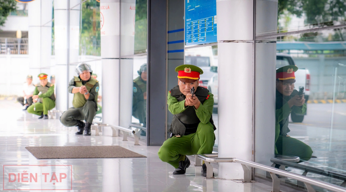 Police officers in a fight against terrorists at Noi Bai International Airport during a drill on October 31, 2024. Photo: Phan Cong / Tuoi Tre